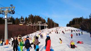 Zavřený skiareál Lipno zavalily rodiny s dětmi - Českokrumlovský deník