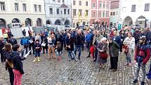 Úterní protivládní demonstrace se na českokrumlovském náměstí Svornosti zúčastnilo přes 200 lidí.