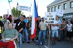 Živý řetěz v Dolním Dvořišti - demonstranti uzavřeli hranici.