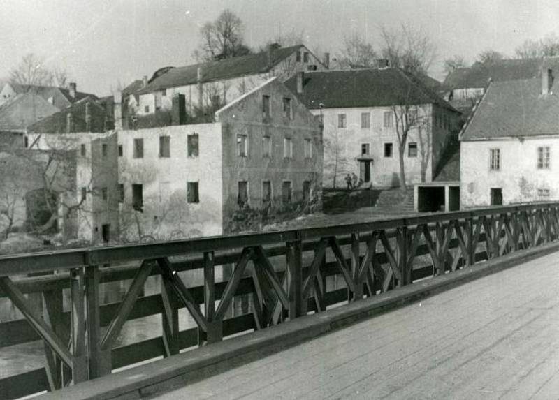 Frymburský most přes Vltavu v roce 1948.