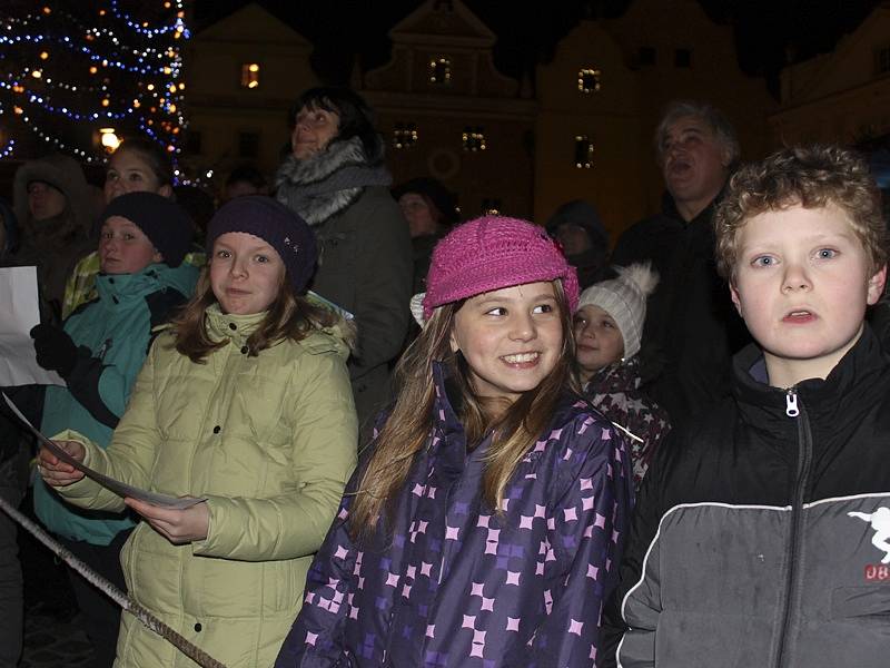 Koledy si na českokrumlovské náměstí Svornosti přišla zazpívat asi stovka lidí všeho věku.