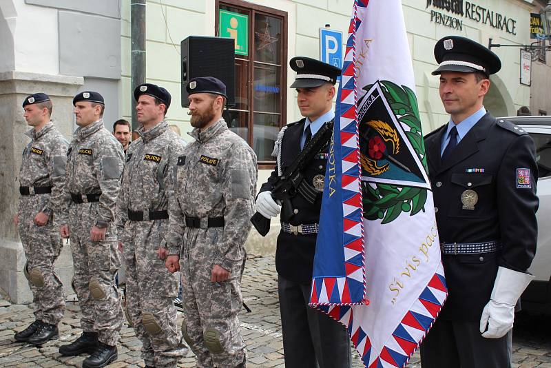 Slavnostní pietní akt s předáním slavnostního praporu policejní zásahové jednotce se odehrál v sobotu dopoledne na českokrumlovském náměstí.