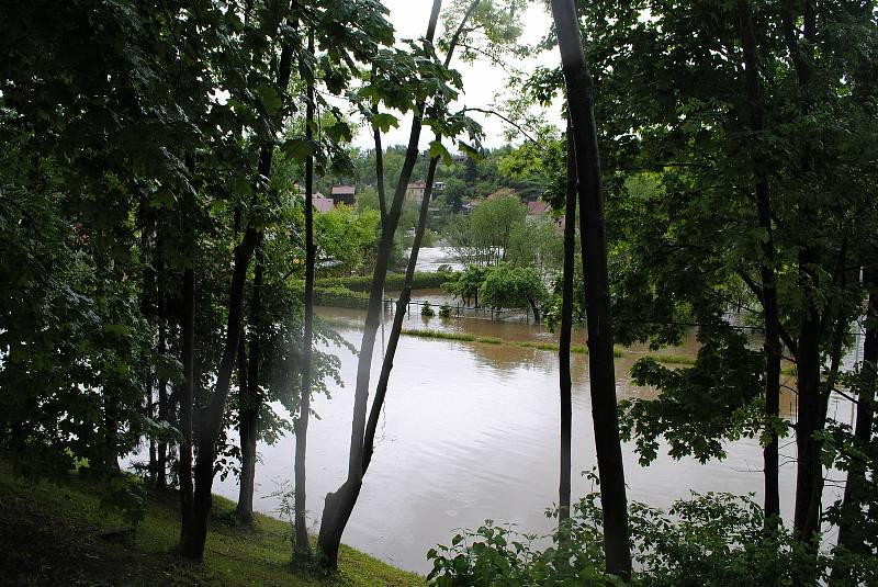 Povodně v Českém Krumlově v roce 2013. Ze břehů se vylila Polečnice, zahrozila i Vltava v centru. Pod vodou skončily hospodské zahrádky i auta.