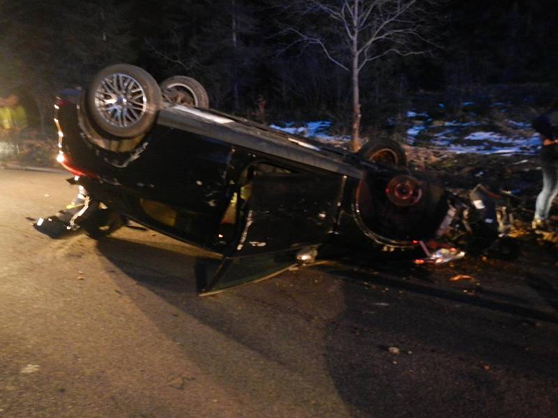 U Vyššího Brodu v neděli skončilo auto na střeše.