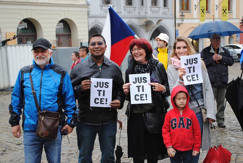 Dvakrát víc lidí než minule přišlo na krumlovské náměstí Svornosti vzkázat premiérovi, že už toho bylo dost.