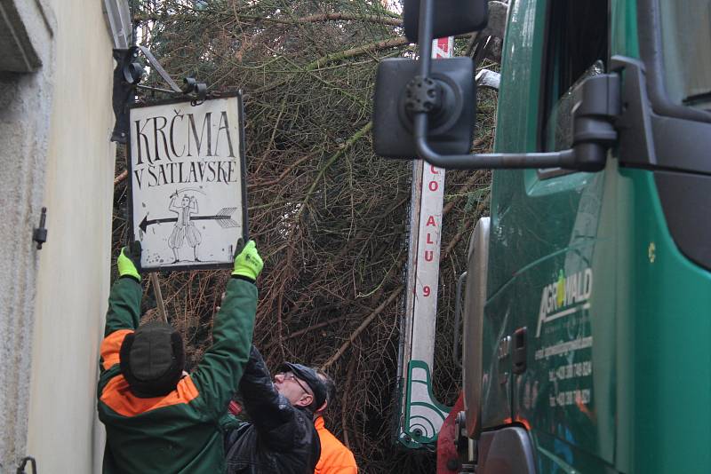 Pokus číslo jedna. Instalace vánočního stromu v pondělí na českokrumlovském náměstí.