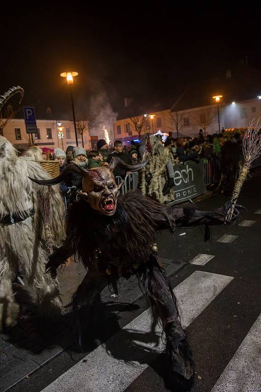 Diváci se během Krampus show v Kaplici náramně bavili.