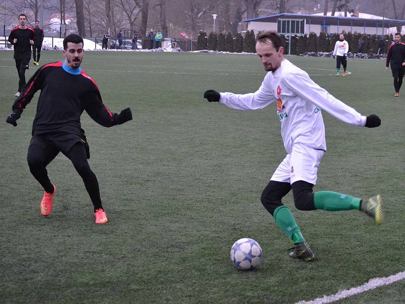 Hlubocká zimní liga - 2. kolo: FK Slavoj Český Krumlov (bílé dresy) - SK Čtyři Dvory 4:0 (2:0).