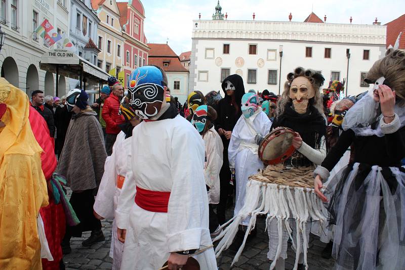 V krumlovských ulicích zavládl pod taktovkou ZUŠ masopustní poprask. Přibyly nové masky a starosta se opět po roce nechal přesvědčit k udělení povolení ke koledě, a ta byla nejen bohatá, ale hlavně pořádně veselá.