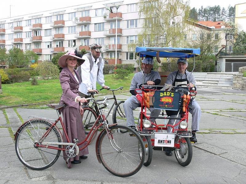Ulicemi Krumlova projela spanilá jízda retro cyklistů