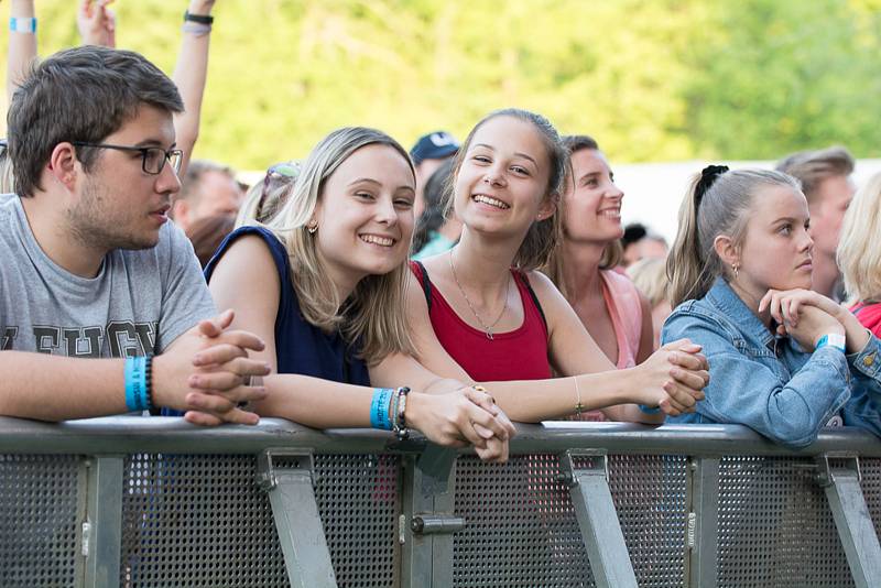 Koncert Chinaski a dalších hostů nadchl návštěvníky nabitou  Pivovarskou zahradu.