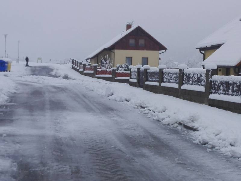 Situace na silnici v  úseku z Frymburka do Černé v Pošumaví.