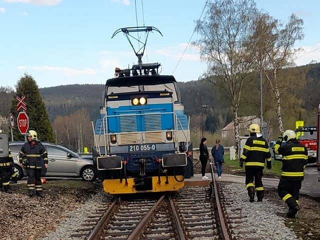 Srážka auta s vlakem v Loučovicích na Krumlovsku 3. května 2022.