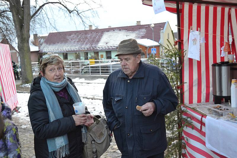 Vánoční trhy v Křemži budou na náměstí T. G. Masaryka pokračovat ještě v sobotu od 9 do 17 hodin.