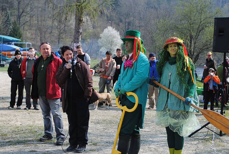 Do Kempu Krumlov U Trojice se sjeli nadšenci z celé republiky, aby vyrazili na společnou plavbu po čerstvě odemčené Vltavě.