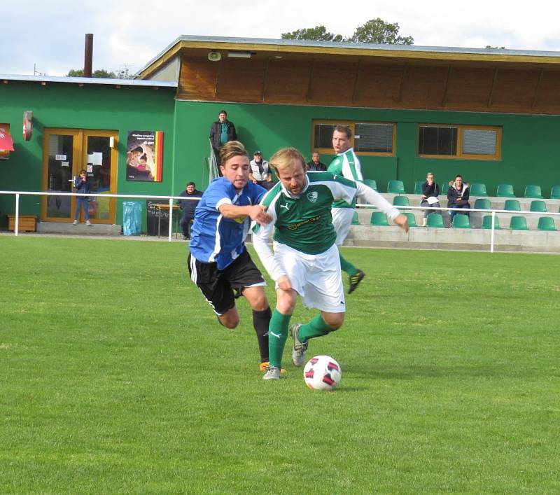 Oblastní I.B třída (skupina A) - 9. kolo: TJ Malše Roudné B (zelené dresy) - FK Spartak Kaplice 1:2 (1:2).