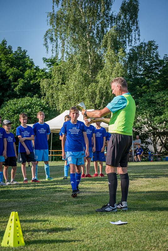 Mladší žáci SK Zlatá Koruna zaslouženě slaví titul okresního přeborníka i zlatou kopačku pro Lukáše Prenera.