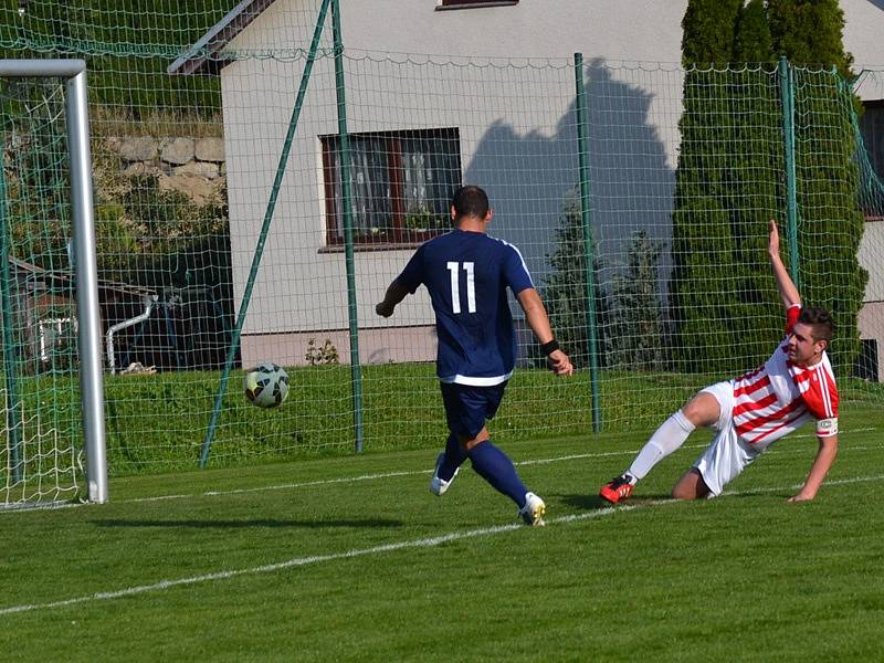 Okresní přebor muži - 6. kolo: FK Dolní Dvořiště (modré dresy) - TJ Smrčina Horní Planá 2:1 (2:1).