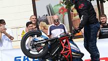 Grand Prix Kaplice otevřel motocyklový kaskadér Martin Krátký který předvedl své mistrovství v sedle Yamahy a MZ.