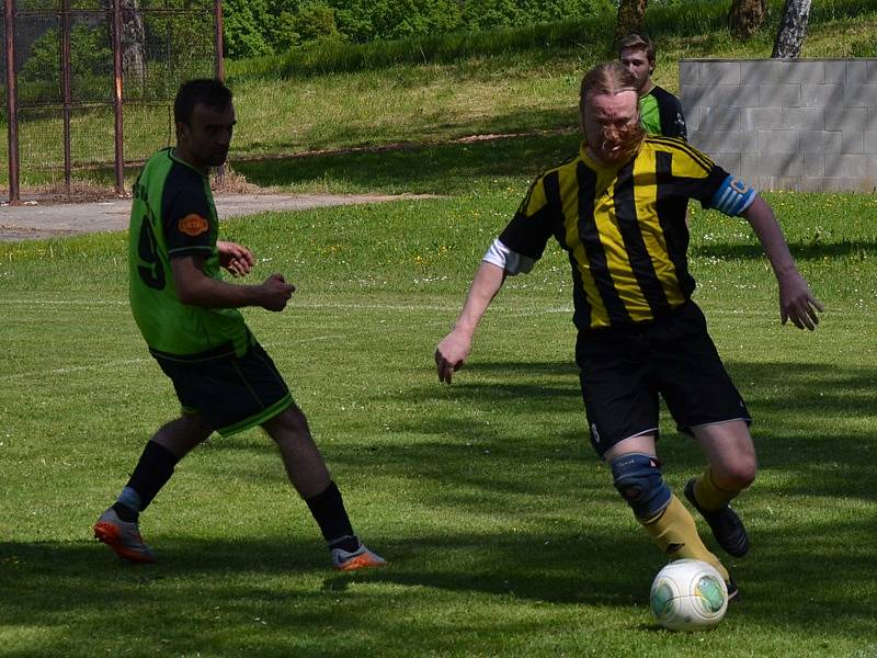 Okresní soutěž muži - 17. kolo: SK Holubov (žlutočerné dresy) - FC Velešín B 2:1 (1:0).