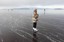 Jako zrcadlo. Zamrzlé Lipno na Windy Pointu v Černé v Pošumaví láká bruslaře.