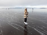 Jako zrcadlo. Zamrzlé Lipno na Windy Pointu v Černé v Pošumaví láká bruslaře.