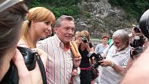 Karel Gott navštívil Český Krumlov 13. července 2005 za doprovodu celé řady známých osobností.