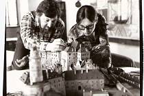 Tvůrci keramického modelu města Ing. arch. Petr Pešek a Mgr. Jana Pešková v roce 1980 při instalování prvních částí modelu ve stálé expozici muzea.