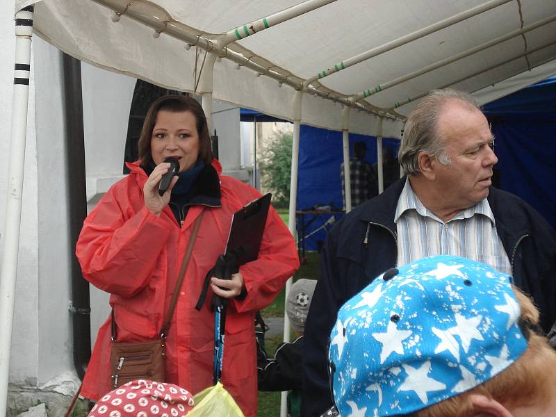 Nordic Walking branou Novohradských hor v Benešově nad Černou se konal i navzdory dešti.