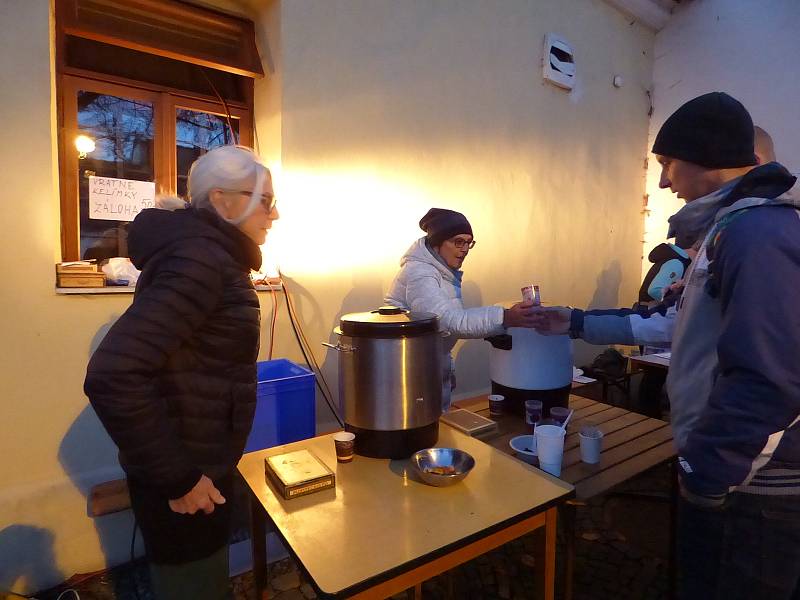 Adventní charitativní trh ve Velešíně, průvod andělů a rozsvícení vánočního stromu.