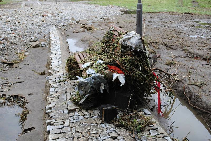 Povodně v Českém Krumlově v roce 2013. Ze břehů se vylila Polečnice, zahrozila i Vltava v centru. Pod vodou skončily hospodské zahrádky i auta.