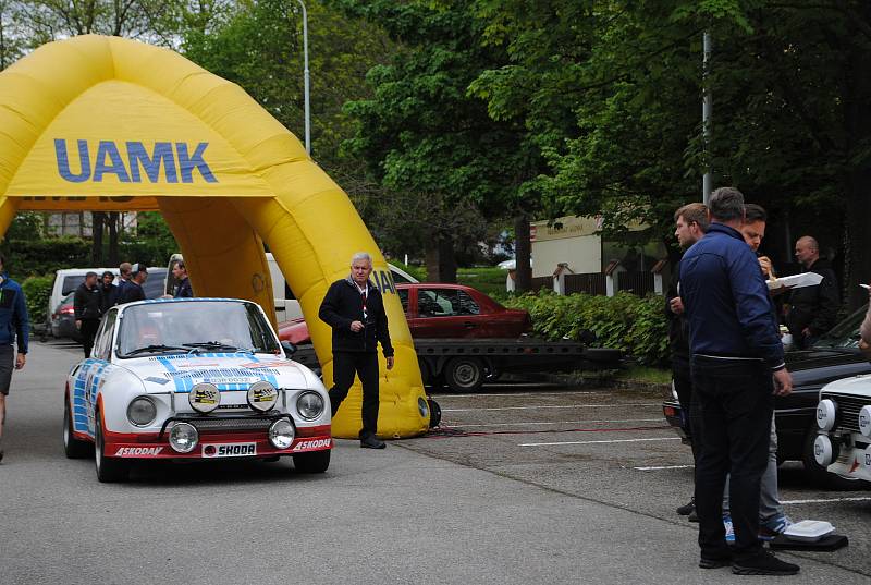 Premiérový ročník Rallye Český Krumlov Revival startoval v tradičním květnovém termínu na tradičním místě, na parkovišti v krumlovské Jelení zahradě.