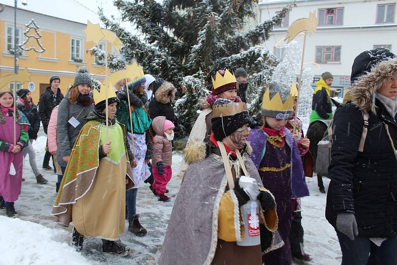 Tři králové se všemi tříkrálovými koledníky v sobotu zahájili charitativní sbírku v Kaplici a okolních obcích a osadách.