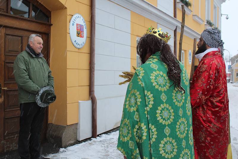 Tři králové se všemi tříkrálovými koledníky v sobotu zahájili charitativní sbírku v Kaplici a okolních obcích a osadách.