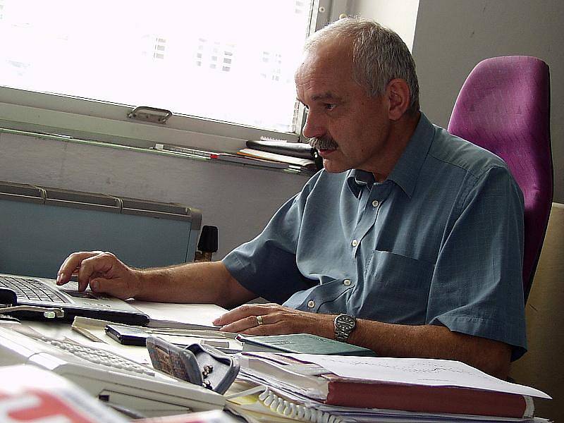 Jiří Peterka ve své kanceláři, odkud nakupuje elektřinu pro JIP – Papírny Větřní, a. s., jednoho ze čtyřiceti největších odběratelů elektrické energie v Česku.
