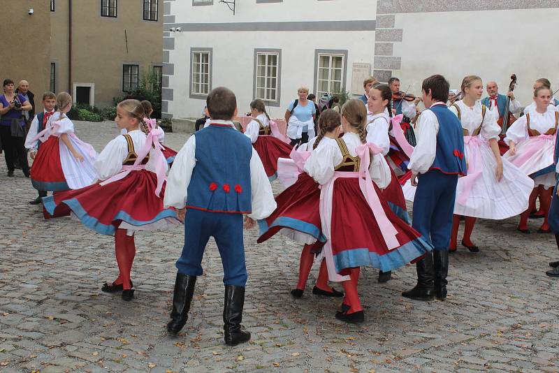 Významnou součástí Svatováclavských slavností je Mezinárodní folklórní festival.