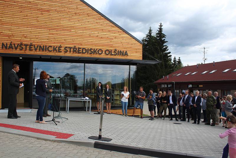 Vojenské lesy a statky ve čtvrtek slavnostně otevřely novou naučnou stezku a návštěvnické centrum Olšina.