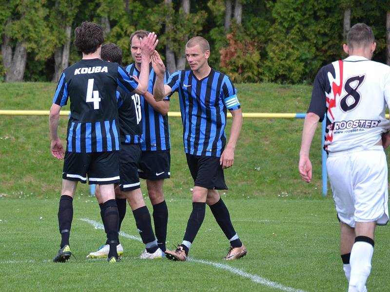 I.A třída (skupina B) - 21. kolo: FC Velešín (modročerné dresy) - SK Větřní 3:1 (0:0).