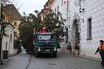 Vánoční stříbrný smrk dorazil v pondělí dopoledne na krumlovské náměstí. Při usazování ale praskl, a tak městské lesy musejí pokácet jiný.