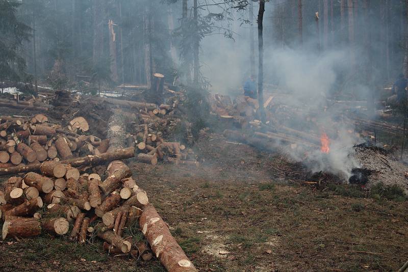 Netrvalo ani den a zničená jurta byla naložená v autech, její podlaha zajištěná proti vodě a většina dřeva naštípaná.