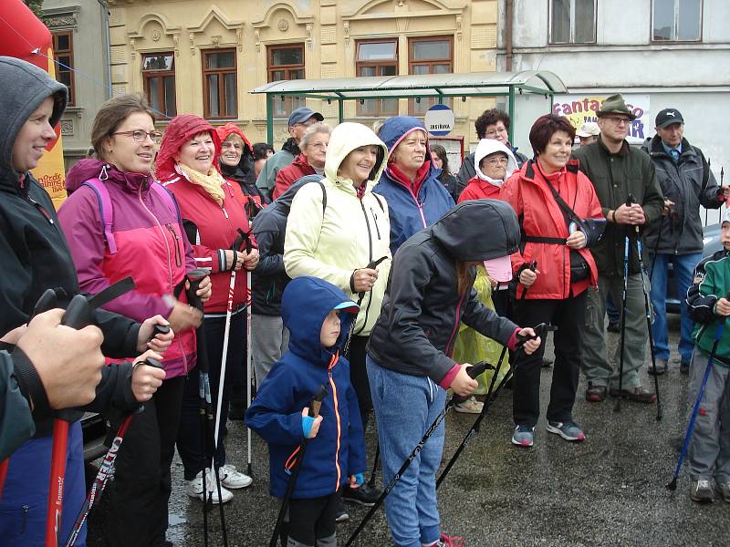 Nordic Walking branou Novohradských hor v Benešově nad Černou se konal i navzdory dešti.