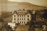 Ve spolupráci s Museem Fotoateliér Seidel připravilo centrum desítky fotografií z doby Schieleho života (1890-1918). Na snímku dům na dnešním Plešivci.