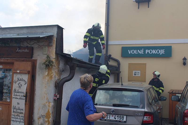 Hasiči zasahují u požáru penzionu Myší díra v Českém Krumlově.