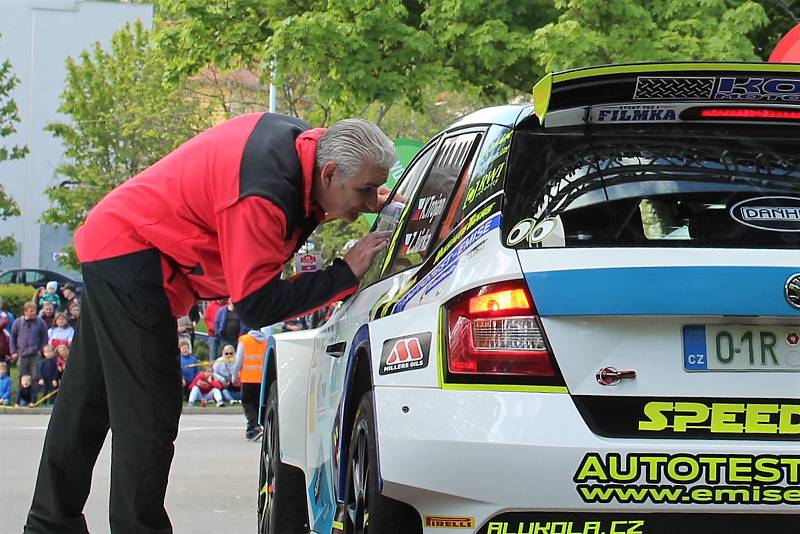 Sedmačtyřicátý ročník Rallye Český Krumlov byl v pátek odpoledne zahájen v Jelence.