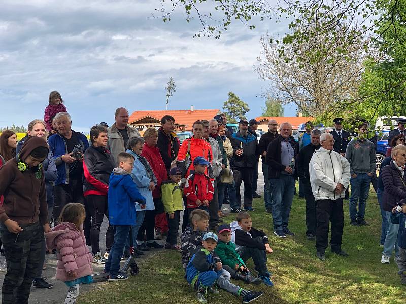 Slavnostní okamžik svěcení a zavěšování zvonku do kaple si nenechala ujít spousta lidí.