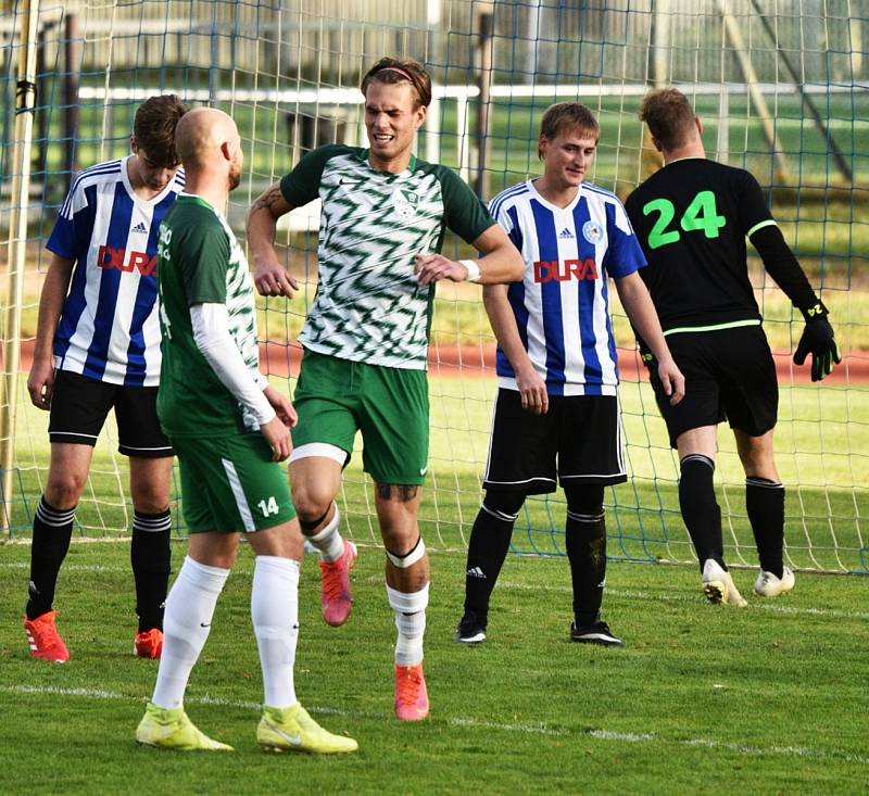 Českokrumlovští fotbalisté (v zelenobílém) potvrdili v Blatné roli favorita a poslední tým krajského přeboru deklasovali 7:0.