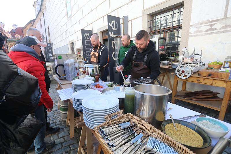 Grilování v českokrumlovské Široké ulici