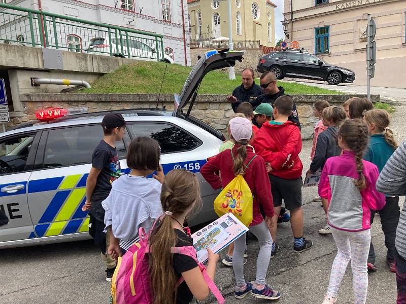 Policisté předvedli na táboře svoji práci.