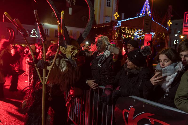 Diváci se během Krampus show v Kaplici náramně bavili.