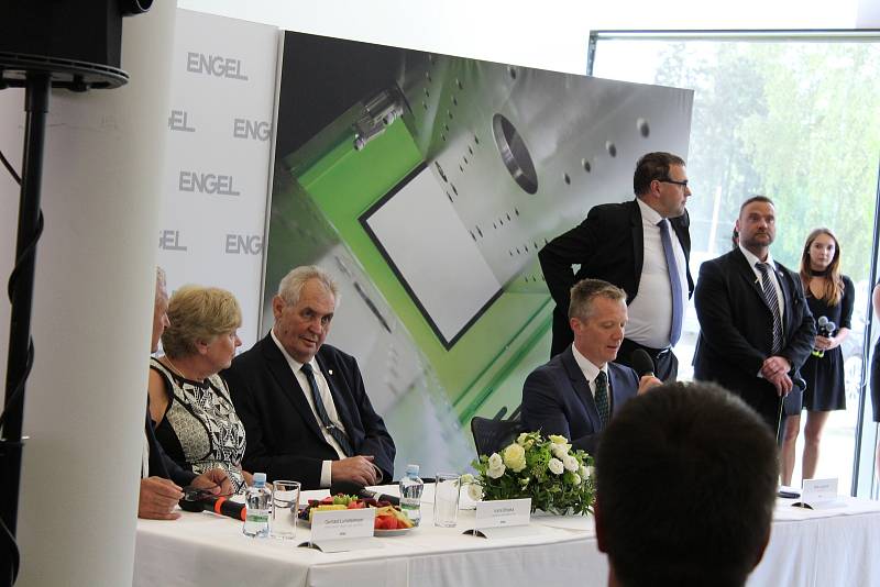 Prezident Miloš Zeman v pondělí odpoledne navštívil kaplickou strojírenskou společnost Engel.
